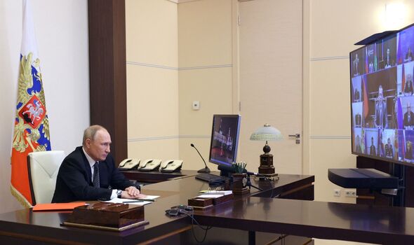 Le président russe Vladimir Poutine préside une réunion du Conseil de sécurité via une liaison vidéo.