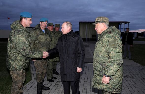Le président russe Vladimir Poutine et le ministre de la Défense Sergueï Choïgou visitent un centre de formation