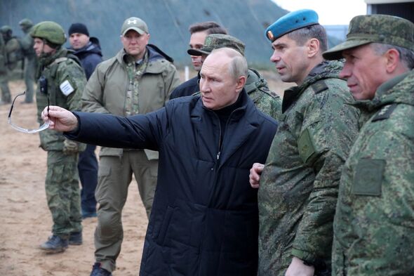 Le président russe Vladimir Poutine s'entretient avec le commandant adjoint des troupes aéroportées Anatoly Kontsevoy