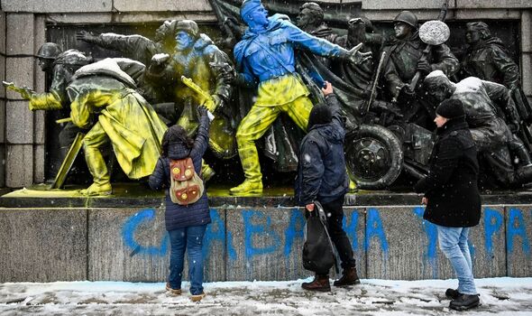 Une statue graffitée aux couleurs de l'Ukraine