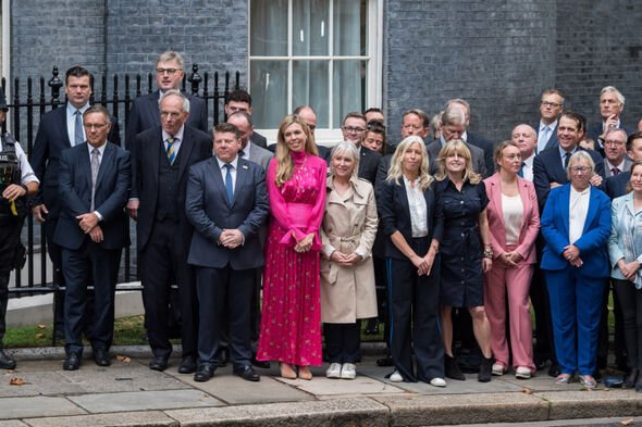 De nombreux alliés de Boris Johnson se sont réunis à Downing Street lorsqu'il a démissionné de son poste de Premier ministre.