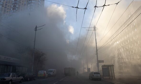 La fumée monte alors que la capitale ukrainienne est secouée par des explosions