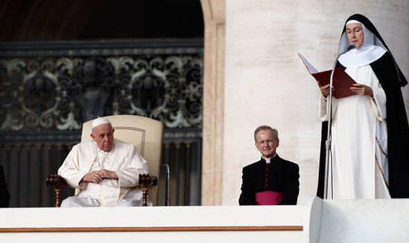 Le pape et une religieuse