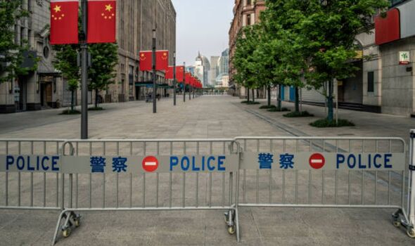 Barrière de police chinoise sur la route