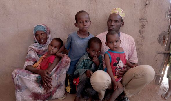 Mahad et Hadija avec quatre de leurs enfants