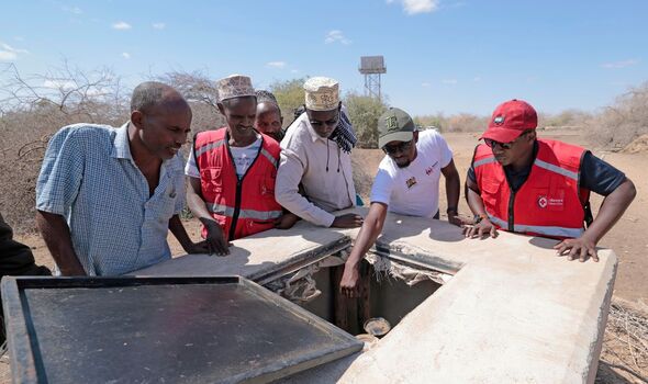 Le personnel de la Croix-Rouge du Kenya regarde le forage creusé en janvier