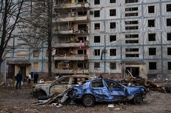 : Un immeuble est en ruines après avoir été touché par un missile russe au début du mois