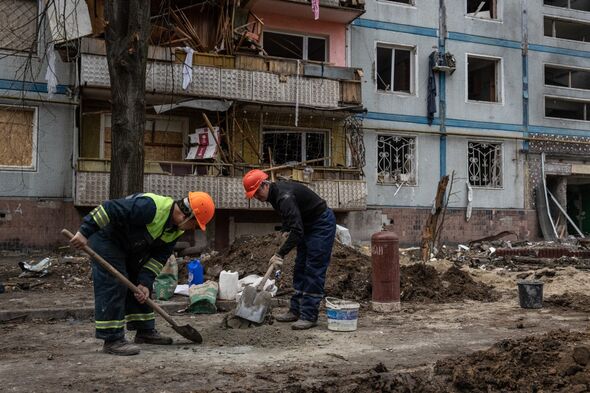 Les ouvriers du bâtiment commencent à réparer la ville