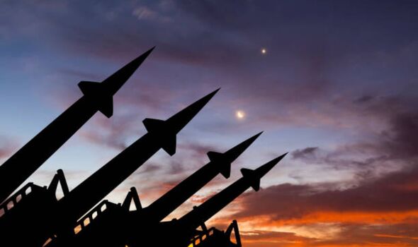 Les armes nucléaires pointent vers le ciel