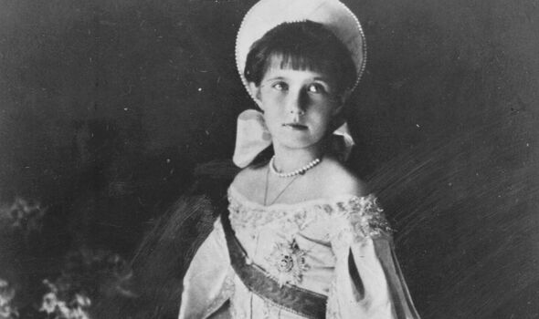 Une jeune Anastasia posant 