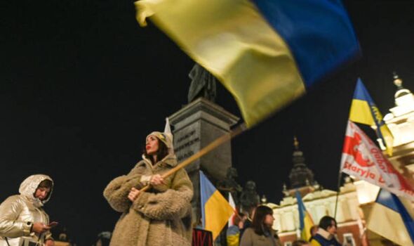 Une femme brandit un drapeau ukrainien