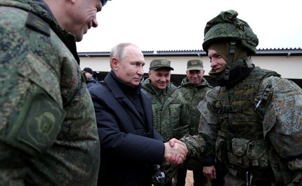 Poutine inspecte l'entraînement des recrues mobilisées