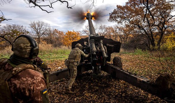 Les artilleurs ukrainiens tirent près de Bakhmut