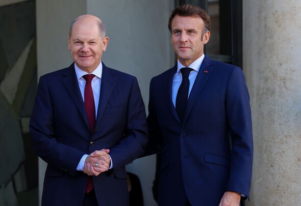 Le président français Macron reçoit le chancelier allemand Scholz