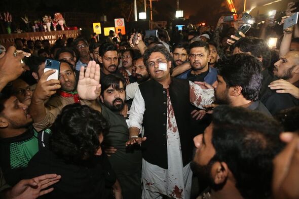 Les partisans d'Imran Khan continuent d'attendre autour de l'hôpital au Pakistan.