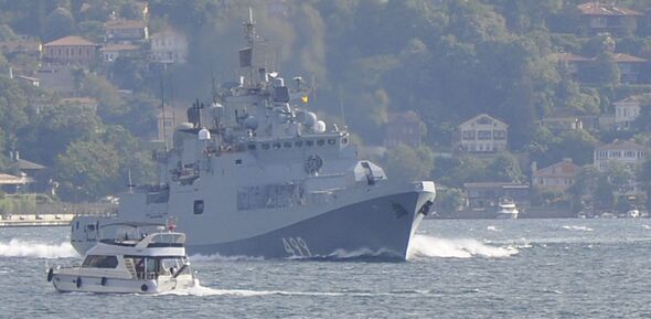 Un navire de guerre russe traverse le Bosphore à Istanbul