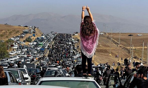 Fille iranienne à la manifestation