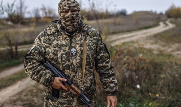 Un soldat ukrainien avance sur Kherson 