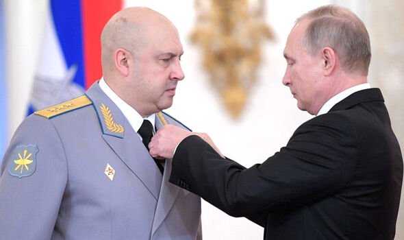 Poutine nomme le général Sergei Surovikin. 
