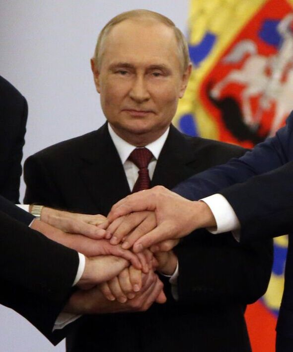 Poutine tient la main des quatre dirigeants