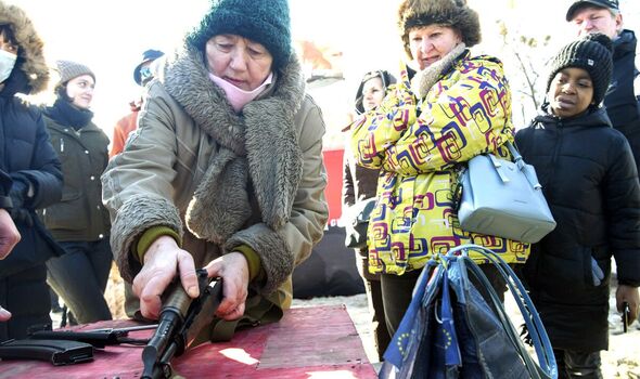 Les femmes ukrainiennes prennent des leçons militaires