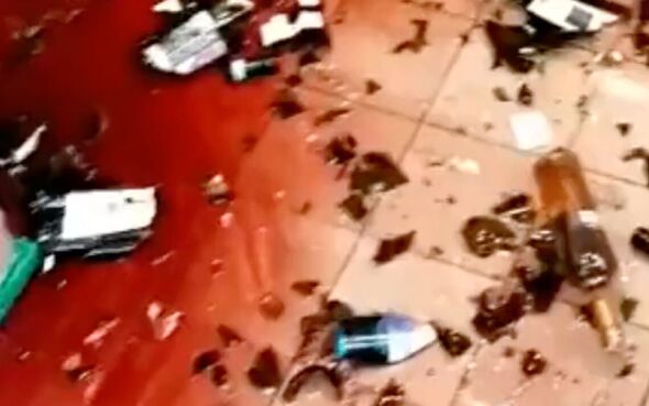 Bouteilles brisées dans un magasin après le tremblement de terre en Italie.