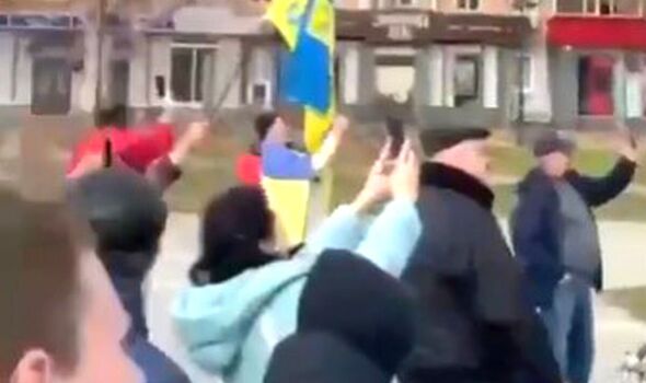 Les Ukrainiens se rassemblent dans les rues de Kherson
