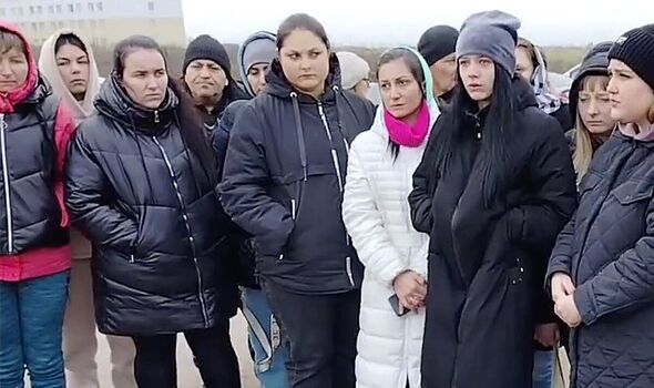 les femmes russes confrontent les officiels ukrainiens