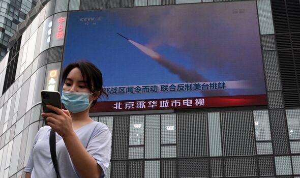 Une photo de la presse taïwanaise sur un grand écran.