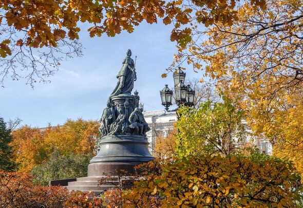 Le monument de Catherine la Grande dans le feuillage d'automne, Saint-Pétersbourg, Russie.