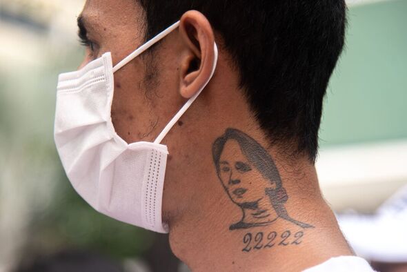 Un tatouage d'Aung San Suu Kyi sur le cou d'un manifestant.
