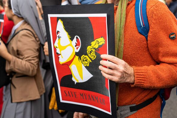 Un manifestant tient une pancarte d'Aung San Suu Kyi.