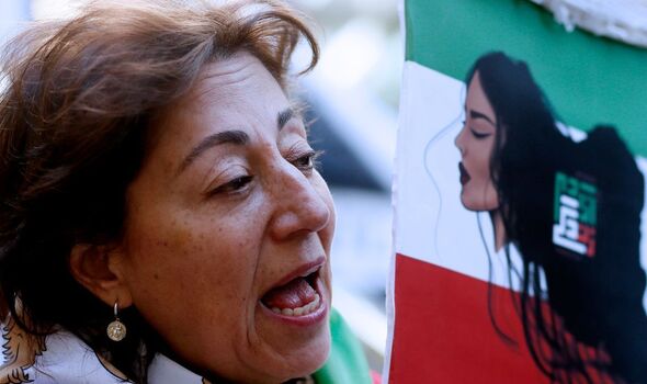 Une femme criant le drapeau iranien