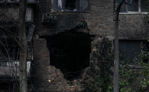 Les restes d'un missile russe ont touché un bâtiment résidentiel à Kiev.