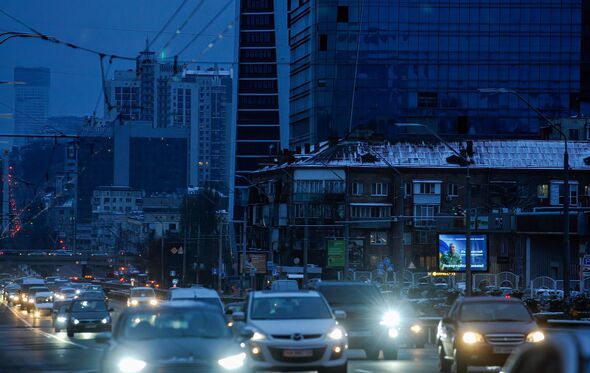 Les phares des voitures ont illuminé la rue sombre de Kiev lors d'une...