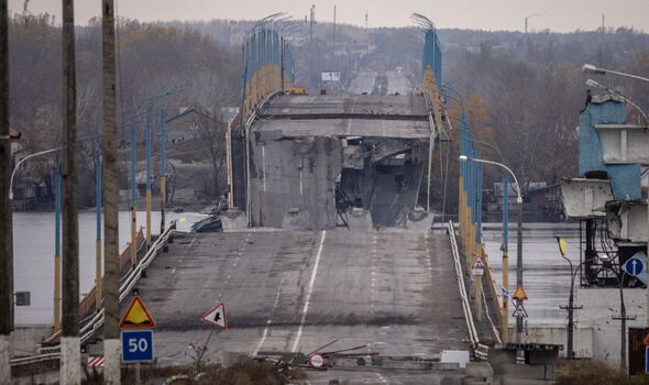 La section détruite du pont Antonivskyi. 