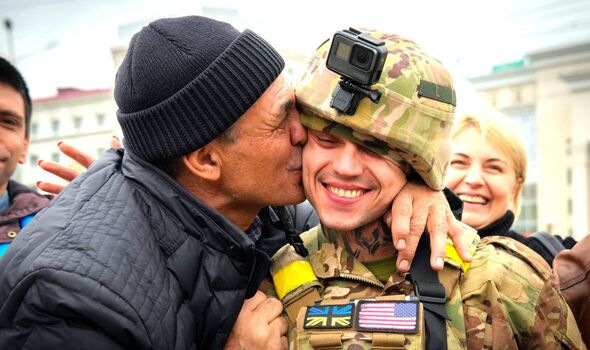 Un habitant de Kherson embrasse un soldat ukrainien.