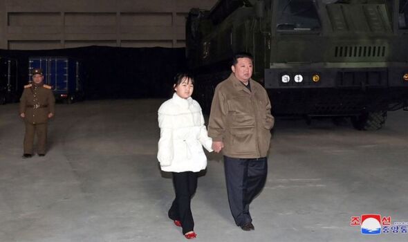 Kim tenant la main de sa fille