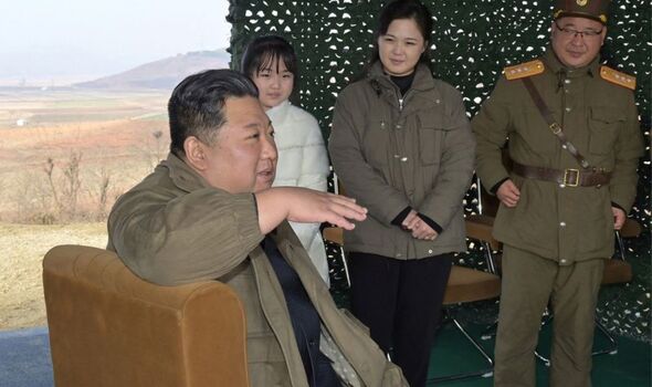 Photo de Kim parlant avec sa fille en arrière-plan.