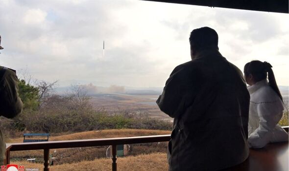 Kim et sa fille lors du lancement du missile