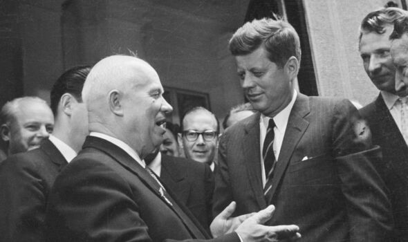 John F Kennedy et son homologue soviétique Khrouchtchev 