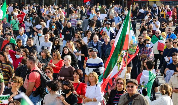 Des centaines d'Iraniens manifestent dans le centre de Londres