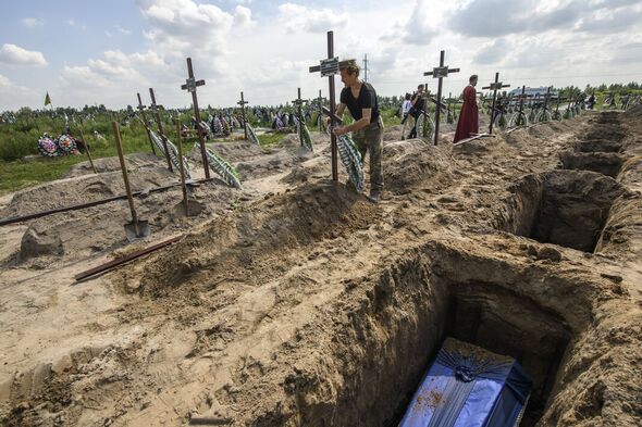 Cérémonie d'enterrement collectif pour 21 soldats ukrainiens