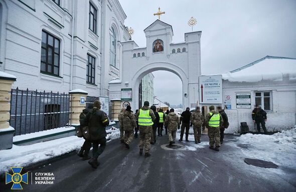 Le Service de sécurité de l'Ukraine (SBU) au monastère.