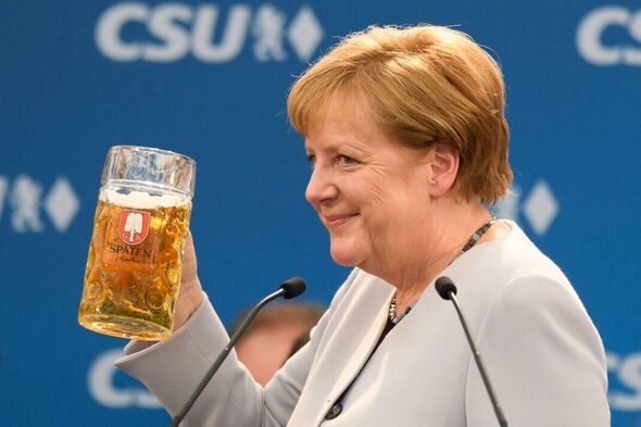 Merkel brandissant une bière