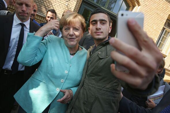 Merkel souriant avec un jeune homme
