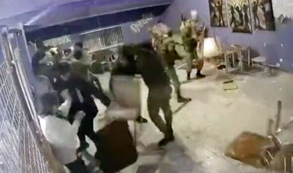 Russie : Des hommes mobilisés par Poutine se battent dans une boîte de nuit. 
