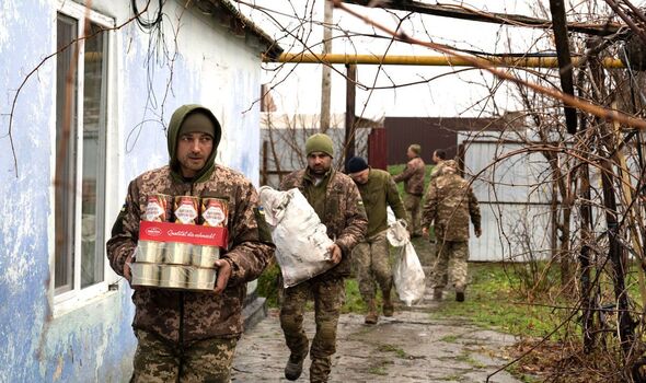 Les soldats ukrainiens réapprovisionnent leur nouvelle base