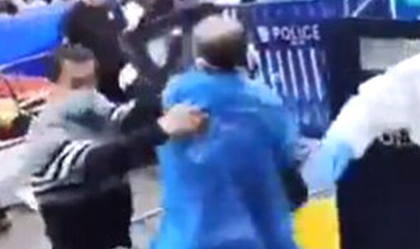 Un policier frappe un manifestant 