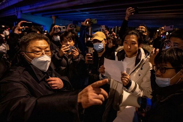 Un responsable du gouvernement chinois affronte des manifestants